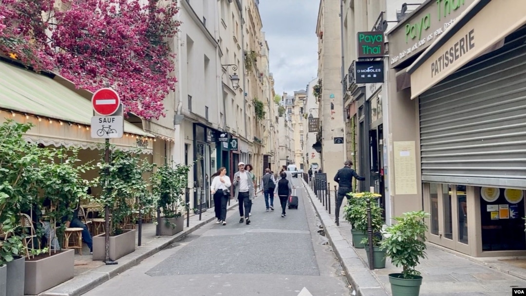 Pariz je poznat po uskim ulicama i nedovoljno zelenila, što su faktori zbog kojih će grad biti sve vreliji usljed globalnog zagrijavanja. (Foto: VOA/Lisa Bryant)