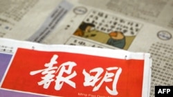 Ilustrasi - Halaman depan Ming Pao News dan komik strip 'Zunzi' kartunis Wong Kei-kwan, 10 Mei 2023. (Peter PARKS / AFP)