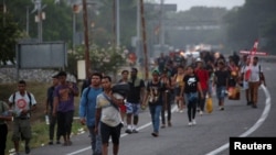 Migrantes, detenidos durante meses en el sur de México, continúan su viaje en una caravana que se dirige a la Ciudad de México para acelerar sus solicitudes de asilo en Estados Unidos, en Huixtla, en el estado de Chiapas, México, 26 de abril de 2023.