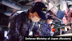 日本海上自卫队成员在爱宕级神盾导弹护卫舰爱宕号上参加美日韩联合军演。（2023年2月22日）