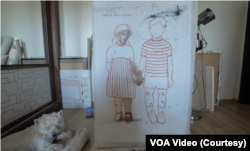 Картина Крістіни Отчіч-Черняк під назвою “Ніколи” зображує розстріляних дітей. "Усі ці крапочки - це сліди від куль", - розповіла мисткиня.