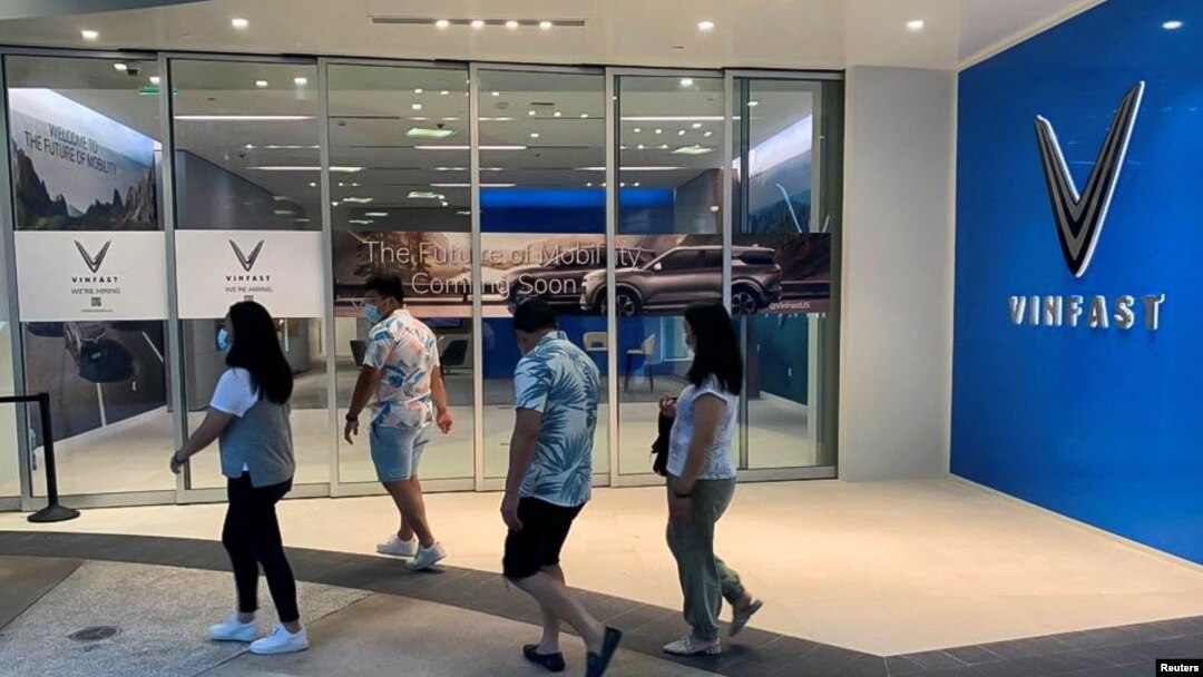 Cửa hảng trưng bày chính của VinFast tại Mỹ ở Santa Monica, California. Hãng xe Việt Nam đang đối mặt với một số vụ kiện và điều tra ở Mỹ.