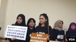 Sejumlah organisasi yang tergabung dalam Masyarakat Peduli Keterwakilan Perempuan (MPKP) mendesak KPU agar merevisi aturan tentang keterwakilan perempuan (VOA/Fathiyah). 