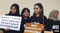 Sejumlah organisasi yang tergabung dalam Masyarakat Peduli Keterwakilan Perempuan (MPKP) mendesak KPU agar merevisi aturan tentang keterwakilan perempuan (VOA/Fathiyah). 