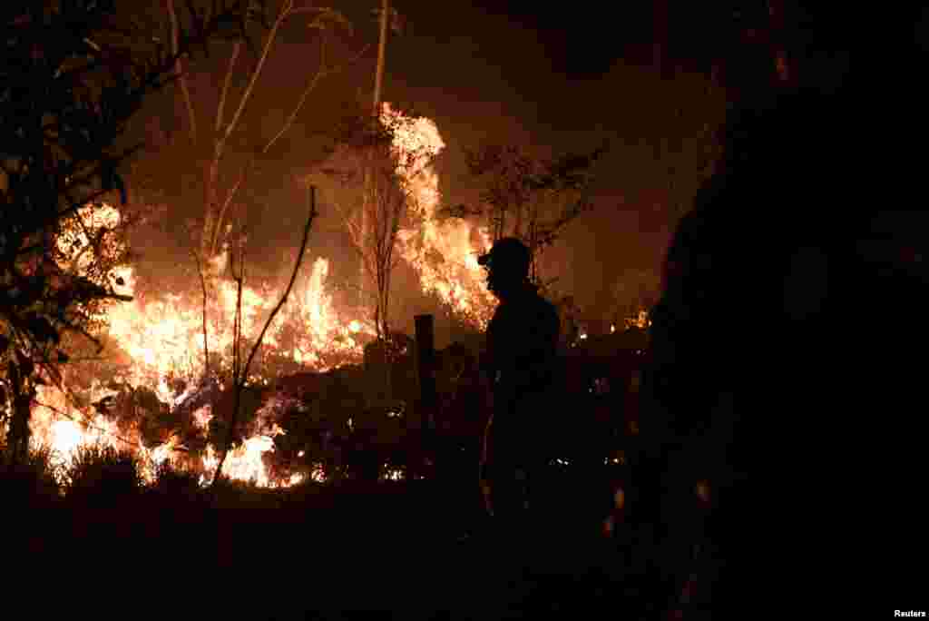 Las condiciones meteorológicas como el calor y el viento que viene del sur han reavivado los incendios que ya estaban bajo control, explicó el coronel Wilson Lupa, jefe de operaciones del comando conjunto de respuesta a eventos adversos.