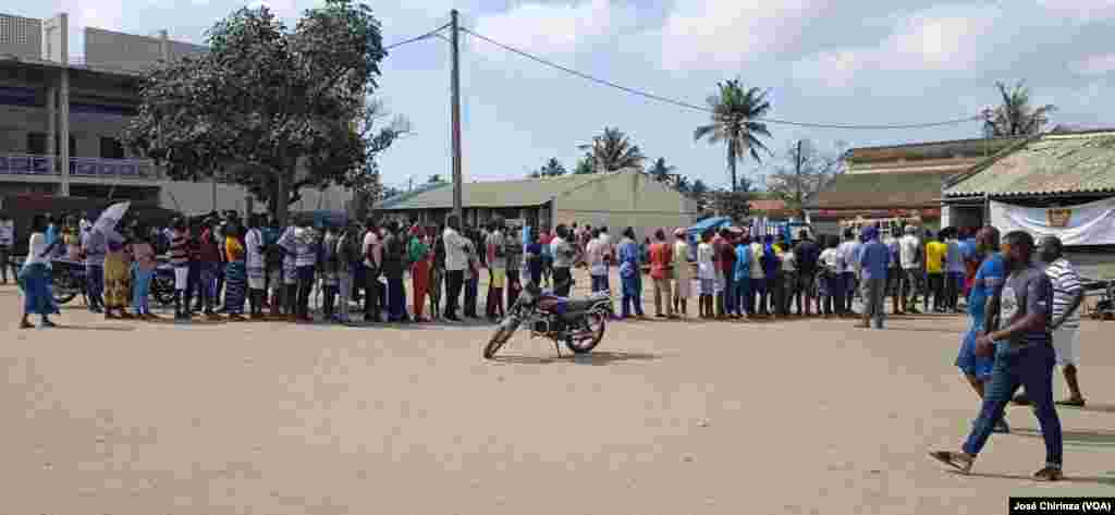 Eleitores fazem a fila para votar nas Eleições Autárquicas em Moçambique.