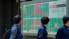 Sebuah monitor menampilkan indeks Nikkei 225 Jepang di sebuah perusahaan sekuritas di Tokyo, Kamis, 27 Juli 2023. Pasar-pasar saham Asia terjun bebas pada Jumat (19/4). (Foto: AP)