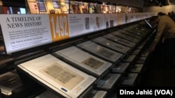 Pregled najvažnijih naslovnih stranica kroz istoriju u nekadašnjem muzeju novinarstva u Vašingtonu "Newseum".