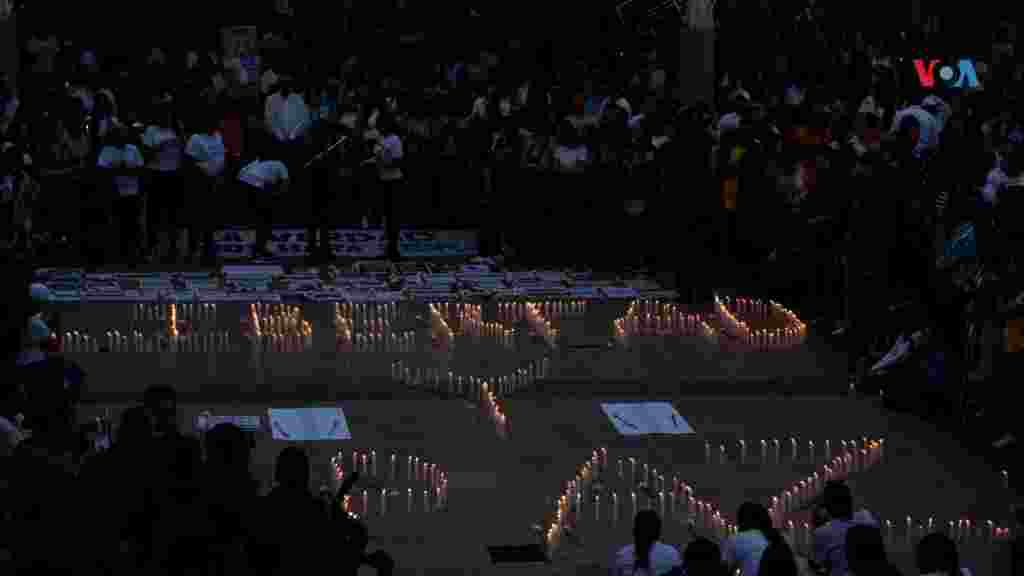 &ldquo;Libertad y paz&rdquo; escribieron con velas en una plaza de Caracas durante la vigilia donde cientos de venezolanos oraron por los detenidos en las protestas postelectorales en Venezuela.&nbsp;