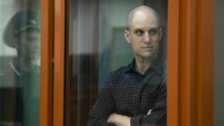 Reporter Wall Street Journal Evan Gershkovich berdiri di dalam sangkar kaca di ruang sidang Yekaterinburg, Rusia, Rabu, 26 Juni 2024. (AP)