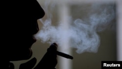 İngiltere Parlamentosu, 15 yaş ve altındakilere sigara satışını yasaklayan yasa tasarısını bugün oyluyor.