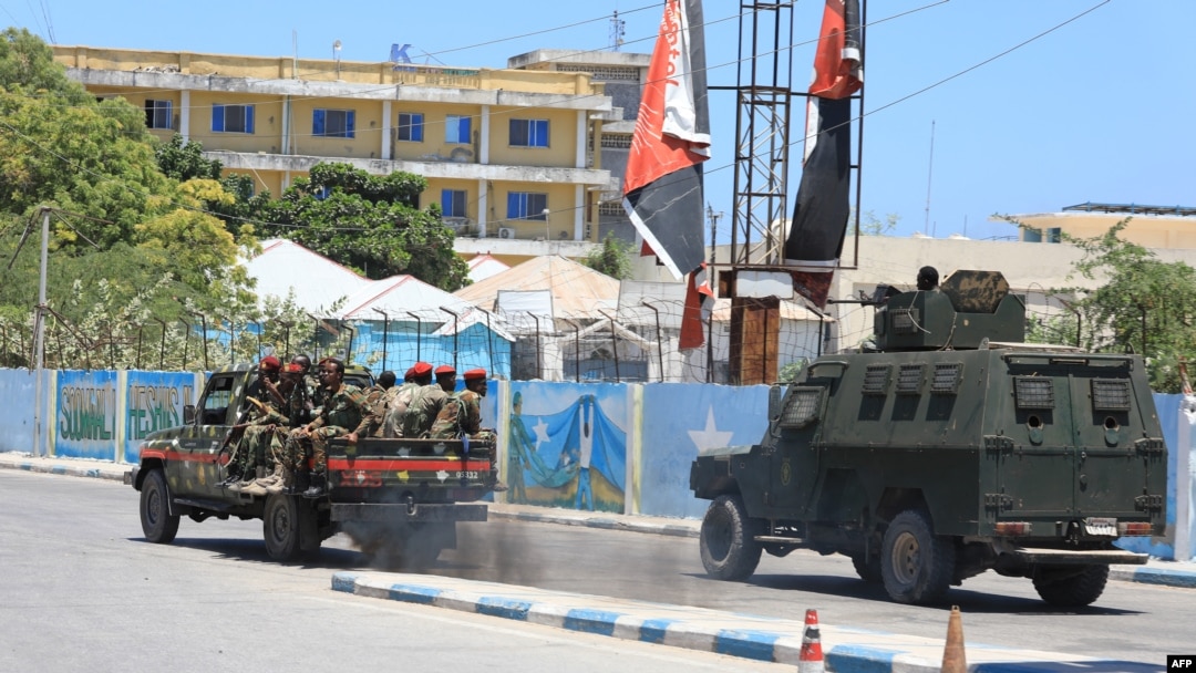 Propadnici snaga bezbednosti idu ka hotelu u Mogadišu, 15. marta 2024.