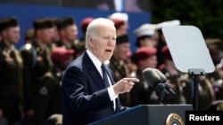 Presidente americano Joe Biden discursa em Colleville-sur-Mer, França, 6 junho 2024