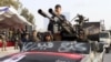 Les forces de sécurité libyennes lors d'une parade célébrant les treize ans de la fin du régime de Khadafi.