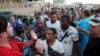 Un hombre intenta organizar una fila de personas que esperan para repostar combustible en una gasolinera en La Habana, Cuba, el 22 de abril de 2023.