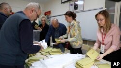 
2023年5月14日，土耳其安卡拉，选举代表在投票站清点选票。 