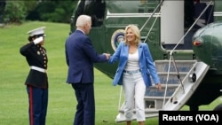 Shugaban kasar Amurka Joe Biden da matarsa Jill Biden Lokacin da suke sauka a jirgi zuwa hutu