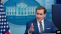 ARCHIVO - El portavoz del Consejo de Seguridad Nacional, John Kirby, habla durante la sesión informativa diaria en la Casa Blanca en Washington, el 13 de septiembre de 2023.