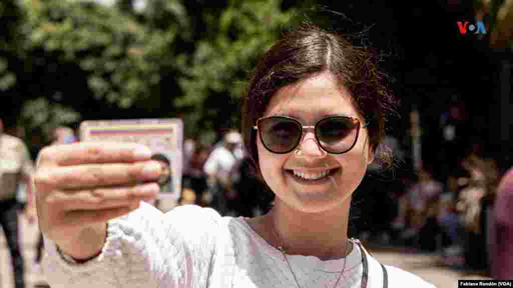 Nicole Puente tiene 20 años de edad. Describe la experiencia de votar como increíble y diferente. &ldquo;Me sentí increíble, fue una experiencia totalmente diferente. Estoy muy contenta y tengo mucha fe del cambio. Que hayan cambios positivos&rdquo;. Foto:&nbsp;Fabiana Rondón.