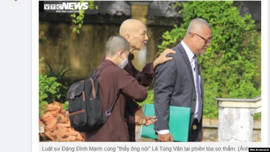 Đài VTC News loan tin về việc các luật sư bào chữa cho vụ án Thiền An bị công an triệu tập trong tháng 3/2023. Trong ảnh: Luật sư Đặng Đình Mạnh và bị cáo Lê Tùng Vân tại phiên sơ thẩm ở Long An. Photo VTC News.