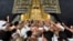 Umat ​​Muslim menyentuh dan berdoa di pintu Ka&#39;bah saat melakukan ibadah umrah di Masjidil Haram, di kota suci Mekah, Arab Saudi. (Reuters)&nbsp;