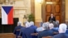 资料照片：台湾外交部长吴钊燮2021年10月27日在捷克共和国布拉格访问捷克参议院时发表演讲。（美联社照片）