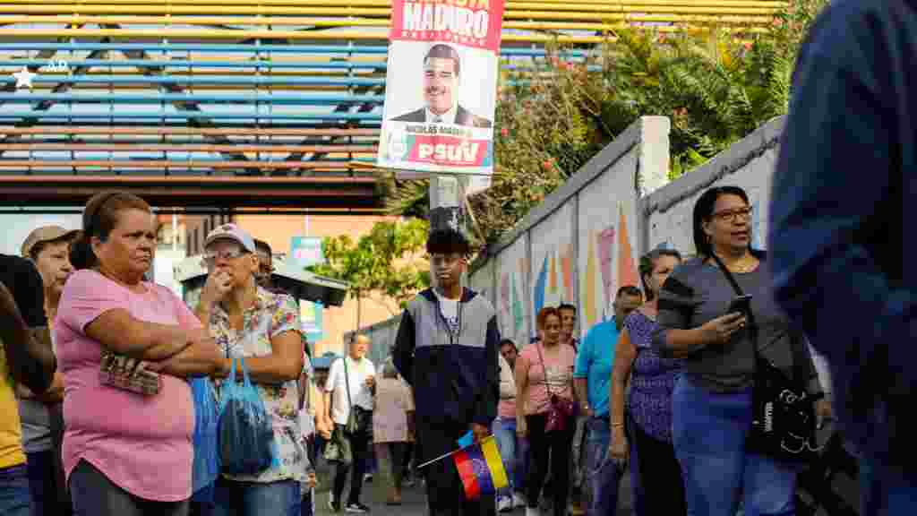 Pese a que la gran mayoría de venezolanos ya votó, muchos centros electorales lucen abarrotados.