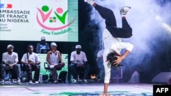 La B-girl Vicky se produit lors de la compétition nationale de breakdance à Lagos le 15 janvier 2024. (Photo Benson Ibeabuchi / AFP)