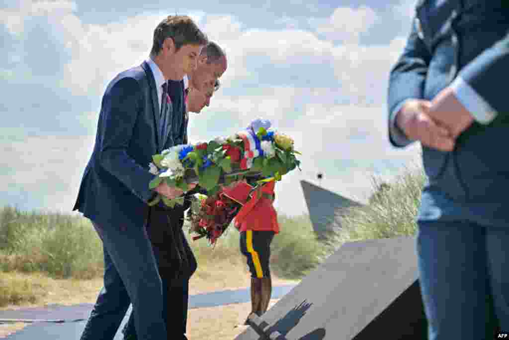 O primeiro-ministro de França, Gabriel Attal (esq), o príncipe William da Grã-Bretanha, o príncipe de Gales (centro) e o primeiro-ministro canadense, Justin Trudeau (dir), depositam uma coroa de flores durante a cerimónia comemorativa canadense que marca o 80&ordm; aniversário do &quot;Dia D&quot; (o desembarque dos aliados na Normandia) da Segunda Guerra Mundial. &quot;, no Juno Beach Centre, perto da vila de Courseulles-sur-Mer, no noroeste de França, em 6 de junho de 2024.