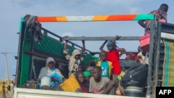 Para pengungsi dari negara bagian Jazira di Sudan, tiba dengan kendaraan di Gedaref pada 10 Juni 2024, di tengah konflik yang berlangsung di negara tersebut. (Foto: AFP)
