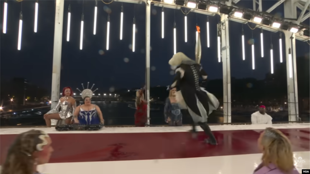 Captura de pantalla de la transmisión de vivo de la inauguración de los Juegos Olímpicos de París, el 26 de julio de 2024, en uno de los segmentos que ha despertado quejas de grupos conservadores por la representacion de "La Última Cena", de Leonardo da Vinci.
