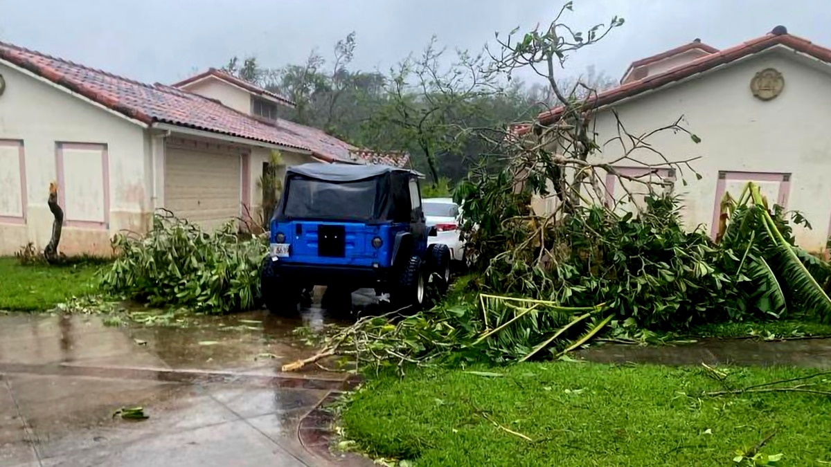 El tifón Mawar deja un sendero de destrucción en Guam El tifón Mawar deja un sendero de destrucción en Guam