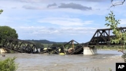 Vagones de un tren de carga están semisumergidos en el río Yellowstone tras derrumbe de puente cerca de Columbus, Montana, sábado 24 de junio/2023.