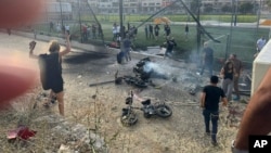 Serangan roket yang diduga diluncurkan Hizbullah Lebanon menghantam lapangan sepak bola di kota Majdal Shams, Dataran Tinggi Golan, wilayah Suriah yang diduduki Israel, 27 Juli 2024. 