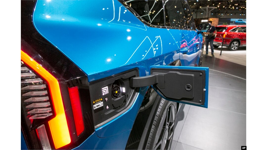 Port za punjenje električnog vozila Kia EV9 Sport jutiliti sa pogonom na baterije, koji može da preveze sedam ljud, prikazan je na Međunarodnom sajmu automobila u Njujorku, 6. aprila 2023.