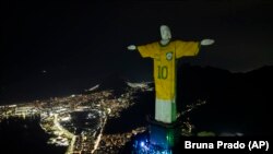 A estátua do Cristo Redentor é iluminada com uma imagem da camisola brasileira de Pelé, em homenagem à lenda do futebol no aniversário de um ano da sua morte, no Rio de Janeiro, Brasil, 29 dezembro 2023.