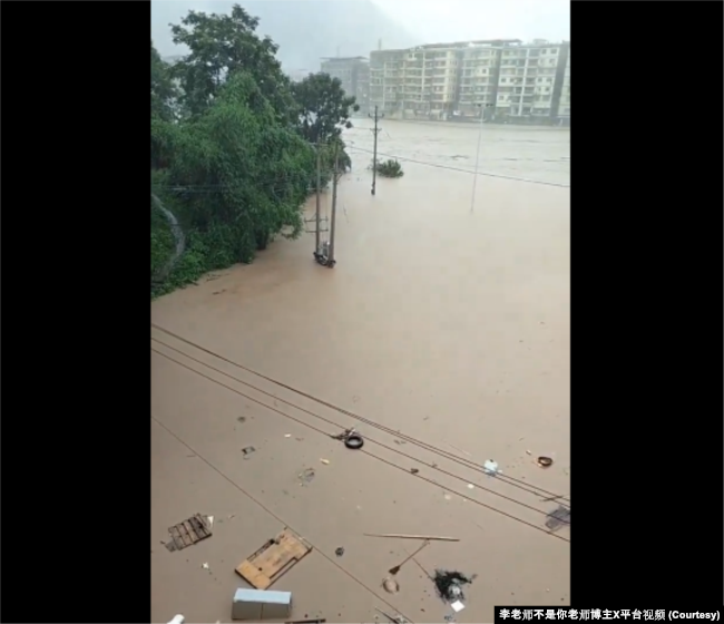 2024年7月11日，中国四川重庆垫江县遭暴雨袭击被洪水淹。（李老师不是你老师博主X平台视频截图）