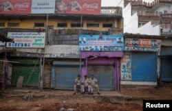 ہریانہ میں ہندو مسلم فساد کے بعد پولیس دکانوں کے باہر حفاظت کے لئے ۔فوٹو رائیٹرز