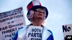 ARCHIVO - Rory Healy, nacida en Atlanta, Georgia, usa una camisa que lee "ambos partidos apestan", durante una protesta en contra de la guerra con Irán el 4 de febrero de 2012.