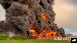 Foto publicada por el canal de telegramas del gobernador de Sebastopol, Mikhail Razvozhaev, el 29 de abril de 2023, el humo y las llamas se elevan desde un tanque de combustible en llamas en Sebastopol, Crimea.