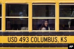 Seorang siswa Sekolah Dasar Highland, Columbus, Kansas, menunggu di dalam bus yang akan mengantarnya pulang sekolah, 17 Oktober 2022. (AP/Charlie Riedel)