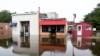 Comercios inundados en una calle de Attleboro, Massachusetts, EEUU, después de intensas lluvias el 12 de septiembre de 2023.