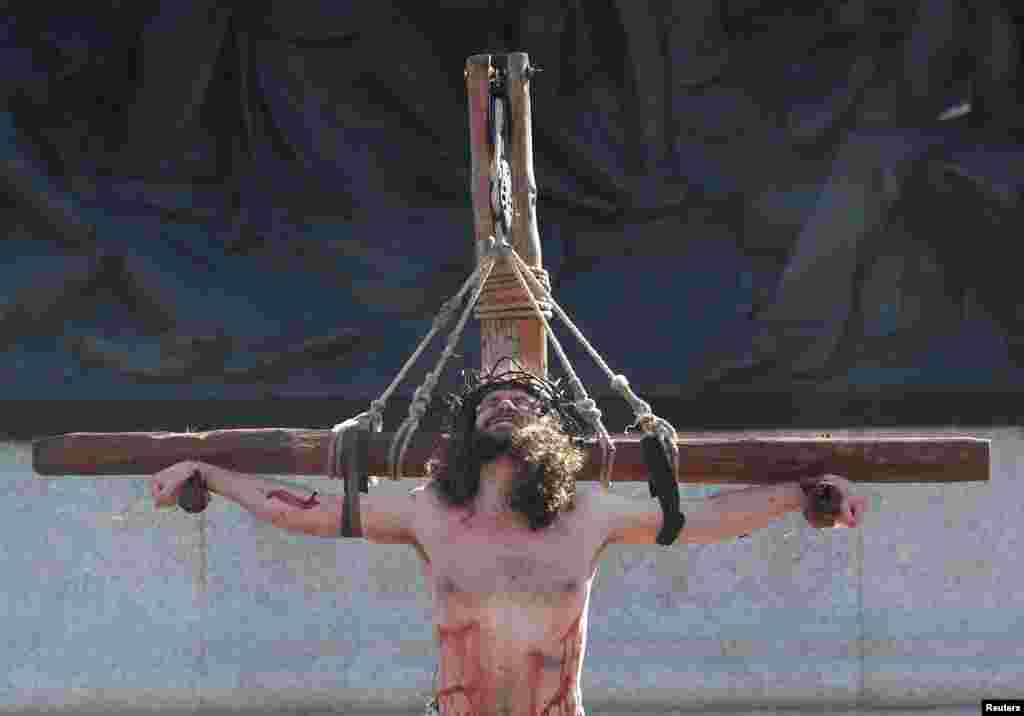 Un actor de la compañía de teatro Wintershall Players, quienes representan La Pasión de Jesús, la agonía, muerte y resurrección de Cristo, el Viernes Santo del calendario cristiano, en Trafalgar Square en Londres, Gran Bretaña.&nbsp;