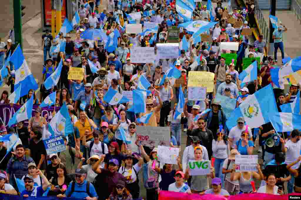 Personas marchan para exigir la renuncia de poderosos fiscales de alto rango en la Ciudad de Guatemala, Guatemala, el 7 de octubre de 2023.