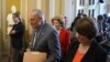 Pemimpin Mayoritas Senat AS Chuck Schumer (kedua dari kiri) dan sejumlah anggota Senat lainnya berjalan meninggalkan konferensi pers di Gedung Capitol, Washington, pada 31 Mei 2023. (Foto: AFP/Mandel Ngan)