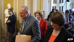 Pemimpin Mayoritas Senat AS Chuck Schumer (kedua dari kiri) dan sejumlah anggota Senat lainnya berjalan meninggalkan konferensi pers di Gedung Capitol, Washington, pada 31 Mei 2023. (Foto: AFP/Mandel Ngan)