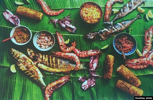Masakan Indonesia dan bumbu pelengkapnya.