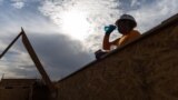 ARCHIVO - Un trabajador de la construcción bebe una bebida fría durante una intensa ola de calor de 27 días consecutivos, en Scottsdale, en el área metropolitana de Phoenix, EEUU, el 28 de julio de 2023. 