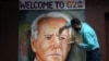 Un artista indio da los toques finales a un mural de la cumbre del G20 con la efigie del presidente de EEUU, Joe Biden, en Nueva Delhi, India, el 5 de septiembre de 2023.