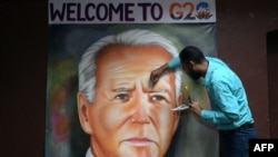 Un artista indio da los toques finales a un mural de la cumbre del G20 con la efigie del presidente de EEUU, Joe Biden, en Nueva Delhi, India, el 5 de septiembre de 2023.